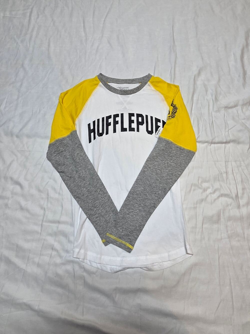 Warner Bros. Hufflepuff Raglan Long-Sleeve Shirt - Yellow, Gray & White